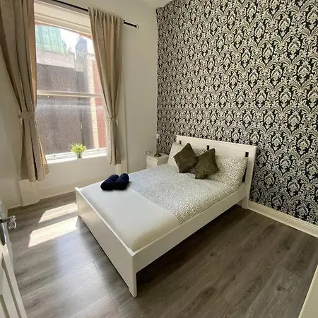 Deluxe Duplex Talbot St Sleeps 8