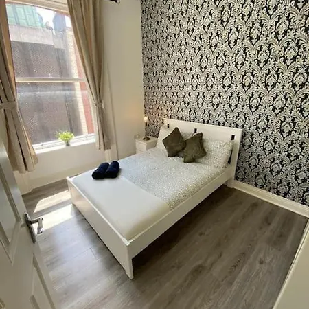 Deluxe Duplex Talbot St Sleeps 8 *