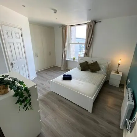 Deluxe Duplex Talbot St Sleeps 8