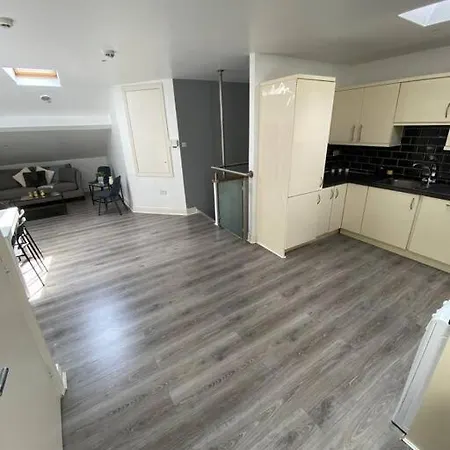 Deluxe Duplex Talbot St Sleeps 8 Apartman